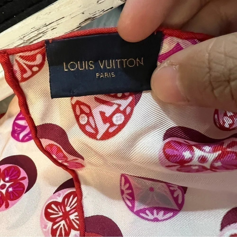Louis vuitton kimodo dots scarf